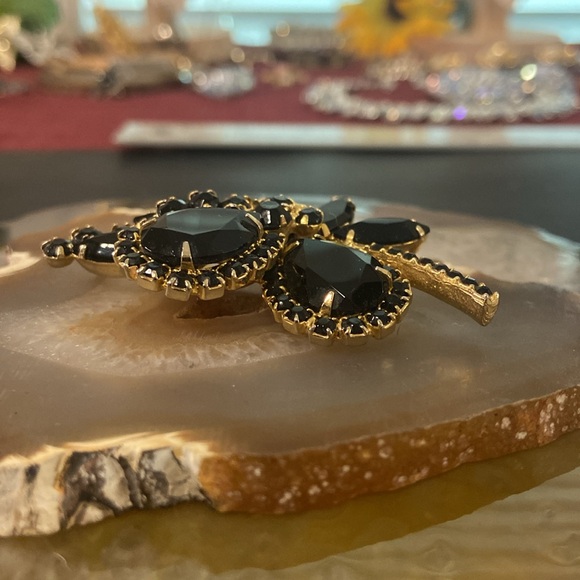 Xxsoldxx Vintage D&E Juliana gold & black brooch EUC 1.5" x 2.5" - Picture 5 of 17